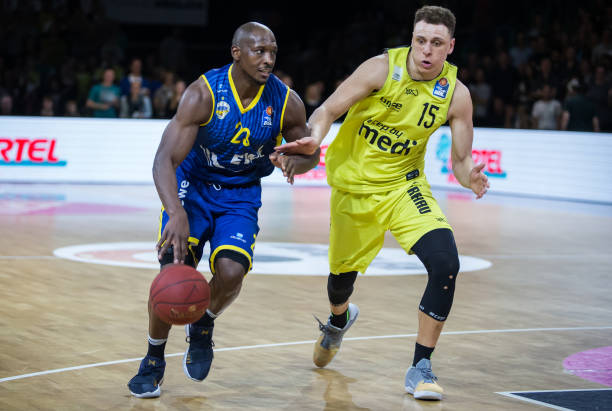 凭借背后坚 凭借背后坚